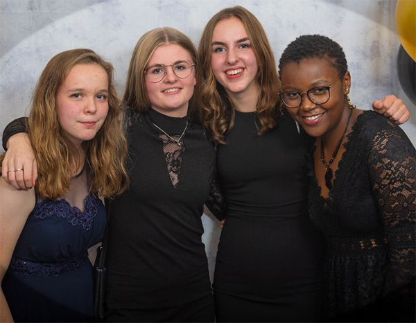 Vriendinnen treuren om het verlies van Florence Wanjiro (17).